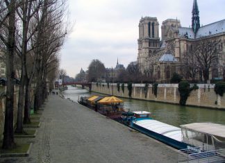 SOUNDS OF PARIS IN THE HEART OF THE VILLAGE La Seine à Paris