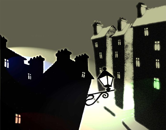 Scène de rue nocturne stylisée avec de grands bâtiments anciens. La neige recouvre les toits et les corniches. Un réverbère rougeoyant est suspendu au centre. Les fenêtres PRO par défaut émettent une lumière verte ou jaune ; des ombres s'étendent sur la rue enneigée et mystérieuse en contrebas.   