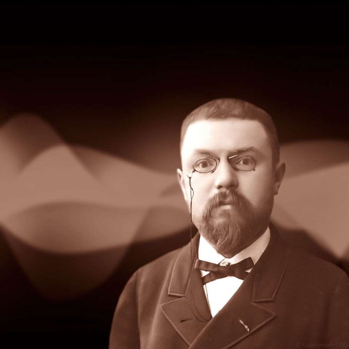 Portrait en tons sépia d'Henri Poincaré, un homme sérieux avec une barbe et une moustache, portant un monocle, un costume sombre, une chemise blanche et un nœud papillon. Des motifs lumineux doux et ondulés sur un fond sombre évoquent l'art vintage et ses contributions aux mathématiques. 