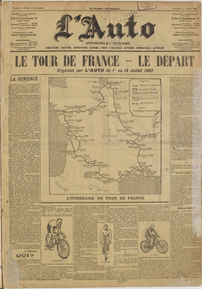 Une page de journal français d'époque intitulée LAuto de 1903, comprenant des articles, des illustrations de cyclistes et une carte centrale montrant le parcours du Tour de France à ses débuts. Le texte et les titres en français dominent le papier jauni et vieilli. 