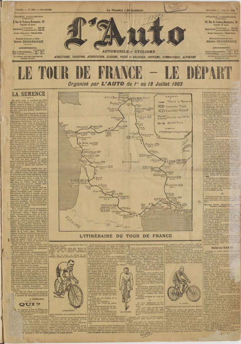 Une journal français vintage intitulée L' Auto datant de 1903, comportant des articles, des illustrations de cyclistes et une carte centrale indiquant le parcours du Tour de France à ses débuts. Le texte et les titres en français dominent le papier jauni et vieilli.