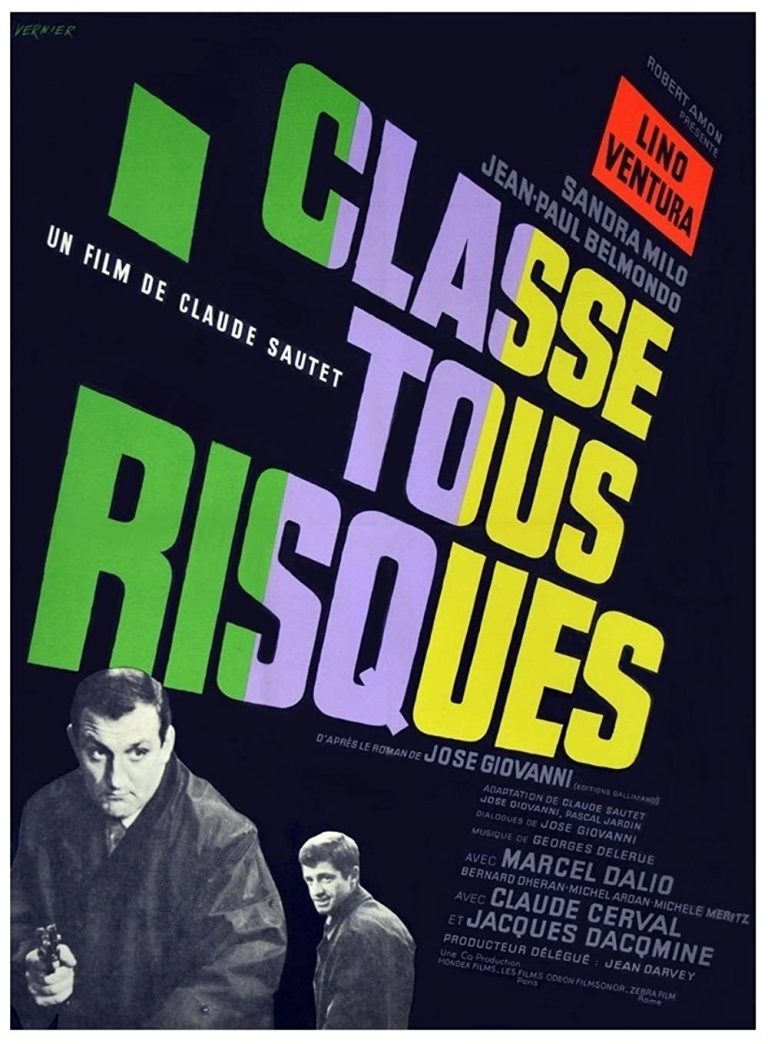 Affiche de film français. Sur un fond noir, en grandes lettres vertes , bleues et jaunes, le titre du film « CLASSE TOUS RISQUES » est inscrit en diagonale, du coin supérieur droit vers le coin inférieur gauche. Juste au-dessus, en lettres blanches plus petites, figurent les noms SANDRA MILO et JEAN PAUL BELMONDO, et au-dessus, en lettres noires sur fond orange, LINO VENTURA. En bas à droite figurent les noms de l'équipe technique.