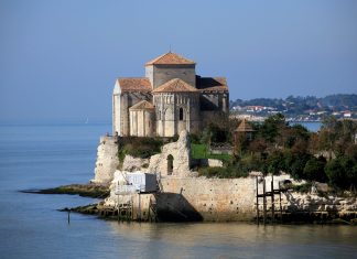 Talmont-sur-Gironde : La bastide fleurie de la Gironde L'église de Talmont sur la digue vue de loin et s'avançant dans l'estuaire de la Gironde